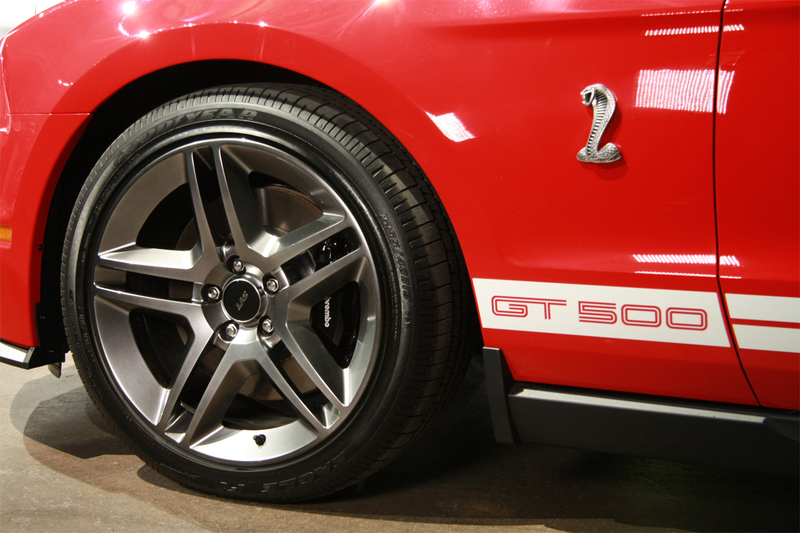 Illustration for article titled Carroll Shelby Introduces 2010 Shelby GT500 Coupe, Convertible At Detroit